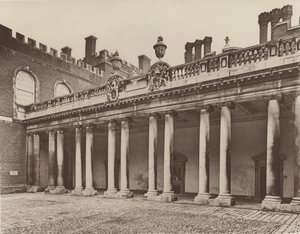 Hampton Court Palace, Kolonnade zum Königseingang von Charles Latham