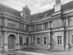 Südwest-Ecke im Innenhof von Charles Latham