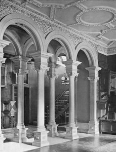 Steinarbeiten in der Halle von Charles Latham