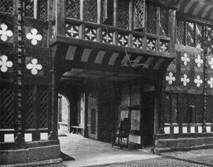 Das Eingangstor vom Innenhof von Charles Latham