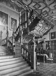 Der Fuß der großen Treppe von Charles Latham