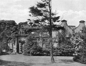 Das Tor der neuen Gebäude von Charles Latham