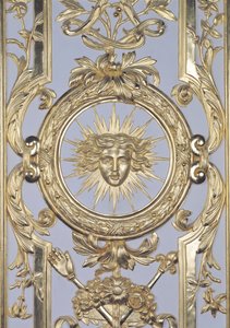 Detail der Wandverkleidung, die das Emblem von Ludwig XIV. 1638-1715 darstellt, aus dem Salon de Venus, 1668 von Charles Le Brun