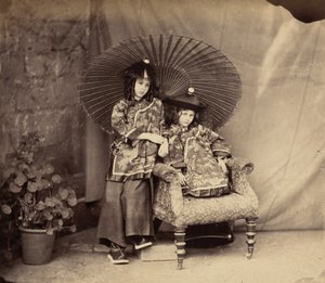 Lorina und Alice Liddell in chinesischer Kleidung von Charles Lutwidge Dodgson