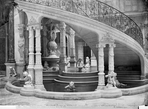 Brunnen unter der Treppe des Hotel de Ville vor dem Brand von 1871 von Charles Marville