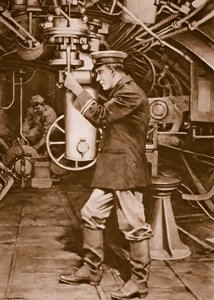 Britischer U-Boot-Offizier untersucht das Periskop in der Hoffnung, ein feindliches Ziel zu finden von Charles Murray Padday