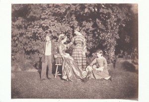 Mutter und vier Kinder in einem Garten von Charles Nègre