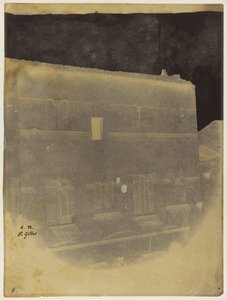 Oberer Teil der Fassade eines romanischen Hauses in Saint-Gilles du Gard