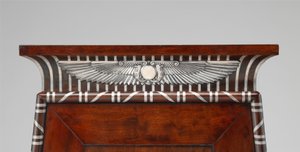 Detail eines Münzkabinetts, verziert mit silbernen ägyptischen Emblemen, um 1805