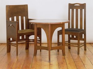 Ein Sessel, hergestellt für den Speiseraum, und ein Esszimmerstuhl, 1897, aus Miss Cranstons Argyle Street Tea Rooms, Glasgow, und ein Beistelltisch für den Billardraum in Miss Cranstons Buchanan Street