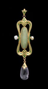 Anhänger (Gold, Emaille, durchscheinender grüner Edelstein & Perle) von Charles Ricketts