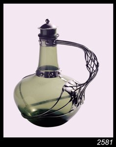 Silbermontierte grüne Glasflasche mit Herstellermarke für die Guild of Handicraft, 1901