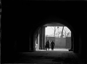 Tunnel oder überdachter Durchgang in Richtung drei Figuren, Greater London Authority, 1930er