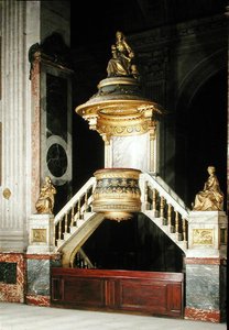 Kanzel mit vergoldeten Figuren von Glaube und Hoffnung von Guesdon und Nächstenliebe von Dumont