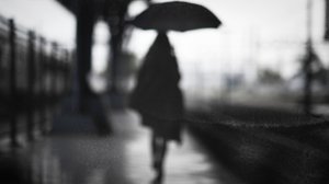 Einsame Gestalt im Regen