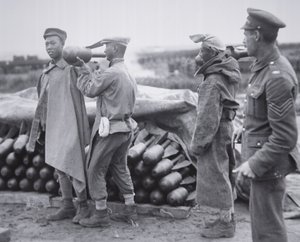Chinesische Einheit lagert Luftbomben in einem Munitionsdepot in Frankreich von Chinese Photographer