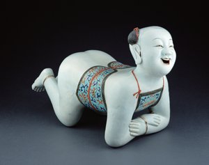 Ein chinesisches Porzellankissen in Form eines halbnackten Jungen