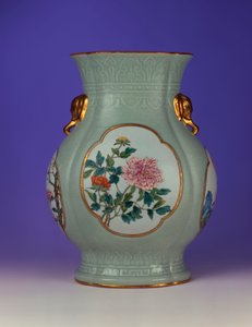 Eine feine und sehr seltene Famille-Rose-Vase mit Celadon-Grund und vergoldetem Emaille von Prunus und Rosen, eine von vier Emaille-Darstellungen der "Blumen der vier Jahreszeiten", 1735-1795 von Chinese School