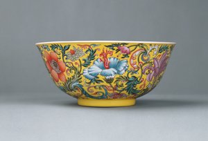 Feine Famille-Rose-Schale mit gelbem Grund, 1821-1850 von Chinese School