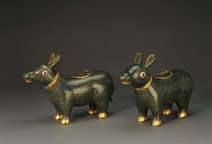 Ein Paar Cloisonné-Emaille-Tapir-Formgefäße von Chinese School