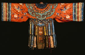 Ein roter Satinumhang, möglicherweise ein Hochzeitsumhang
