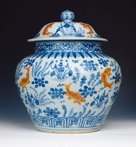 Eine emaillierte blau-weiße "Fisch"-Dose und Deckel, 1522-1566 von Chinese School