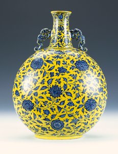 Ein Unterglasur-blauer und gelb emaillierter Mondflakon mit Pfingstrosen- und Lotusmuster, ca. 1723-1735 von Chinese School