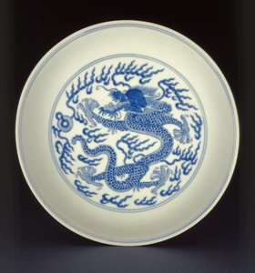 Blau-weiße Porzellanschale mit einem Drachen bemalt, Qianlong-Marke und -Periode, 1736-1795