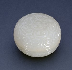 Runde Siegelpaste-Box im Guri-Lackstil mit Lingzhi-Ranken, Ming-Dynastie (weißer Stein)