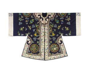 Bestickter mitternachtsblauer Han-Frauen-Übermantel, waitao, 3. Viertel des 19. Jahrhunderts