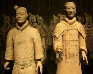 Terrakotta-Armee des Kaisers Qin Shihuang (-260 bis -210 v. Chr.), Shaanxi-Geschichtsmuseum, Xian. Fotografie, Leonard de Selva, 2006 von Chinese School