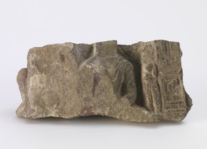 Fragment, zeigt den Torso eines sitzenden Buddha, einen stehenden Bodhisattva und zwei Kartuschen auf der Vorderseite, ca. 500