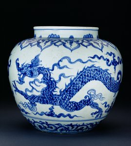 Kugelförmiges Gefäß mit einem Drachen bemalt