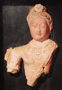 Kopf und Büste eines Bodhisattva in fürstlichem Kostüm, aus Kumtura, Xinjiang, 7.-8. Jahrhundert (bemalter Lehm) von Chinese School