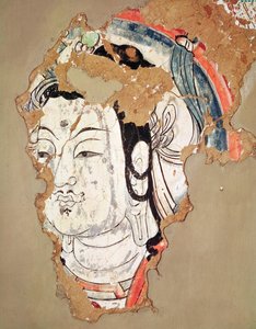 Kopf von Buddha mit einem Heiligenschein, aus Kao-chang, Xinjiang, Chinesisch-Turkestan, 8.-9. Jahrhundert von Chinese School