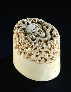Kaiserliches Siegel mit einem Drachen, der eine Perle der Weisheit bewacht