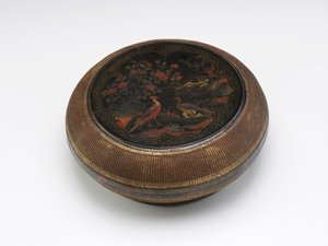 Lackierter und Korbgeflecht-Panel-Rundkasten, Spätes 16. bis frühes 17. Jahrhundert (schwarzer Lack auf Holzkern mit polychromen Pigmenten, Vergoldung und Bambusgeflecht) von Chinese School