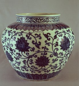 Große blau-weiße Ming-Vase mit dem Hsuan Te-Marke, 1426-35 von Chinese School