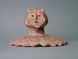 Deckel eines Yangshao-Topfes, möglicherweise das Gesicht eines Schamanen darstellend, Yangshao-Periode, ca. 2500 v. Chr.