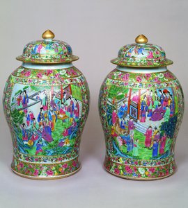 Paar Canton Famille Rose Balustervasen und Kuppeldeckel, frühes 19. Jahrhundert von Chinese School