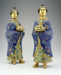 Paar weiblicher Begleiterinnen, Qianlong-Periode, 1736-95 (Cloisonné-Email) von Chinese School