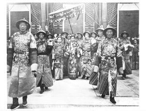 Porträt von TzU-Hsi, Kaiserinwitwe von China, mit Hofdamen und Wachen von Chinese School