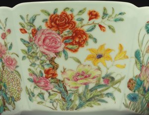Rosen, Granatäpfel und gelbe Taglilien von Chinese School