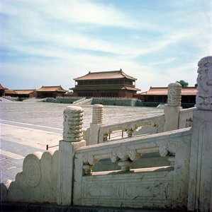 Ansicht der zentralen Rampe, die von der Halle der höchsten Harmonie führt, Ming-Dynastie 1420 von Chinese School