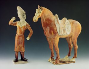Groom-Figur mit Mantel und Spitzhut mit gesatteltem Pferd, Tang-Dynastie 618-906