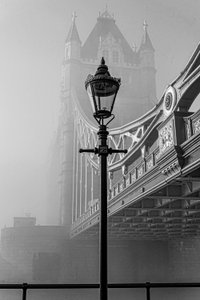 Nebliger Tower Bridge von Chris Hamilton