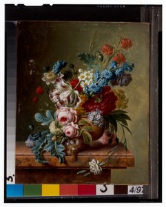 Eine Vase mit Blumen auf einem Marmorsims & Ein Korb mit Blumen und einem Stieglitz