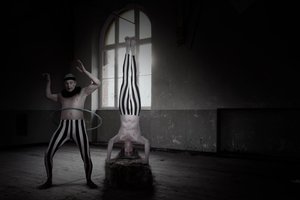 Dunkler Zirkus-Handstand von Christine von Diepenbroek