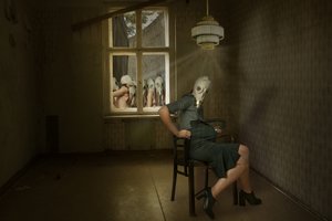 Unheimliche Gasmaske Frau von Christine von Diepenbroek