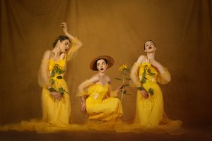 Ätherische Sonnenblumenfrauen